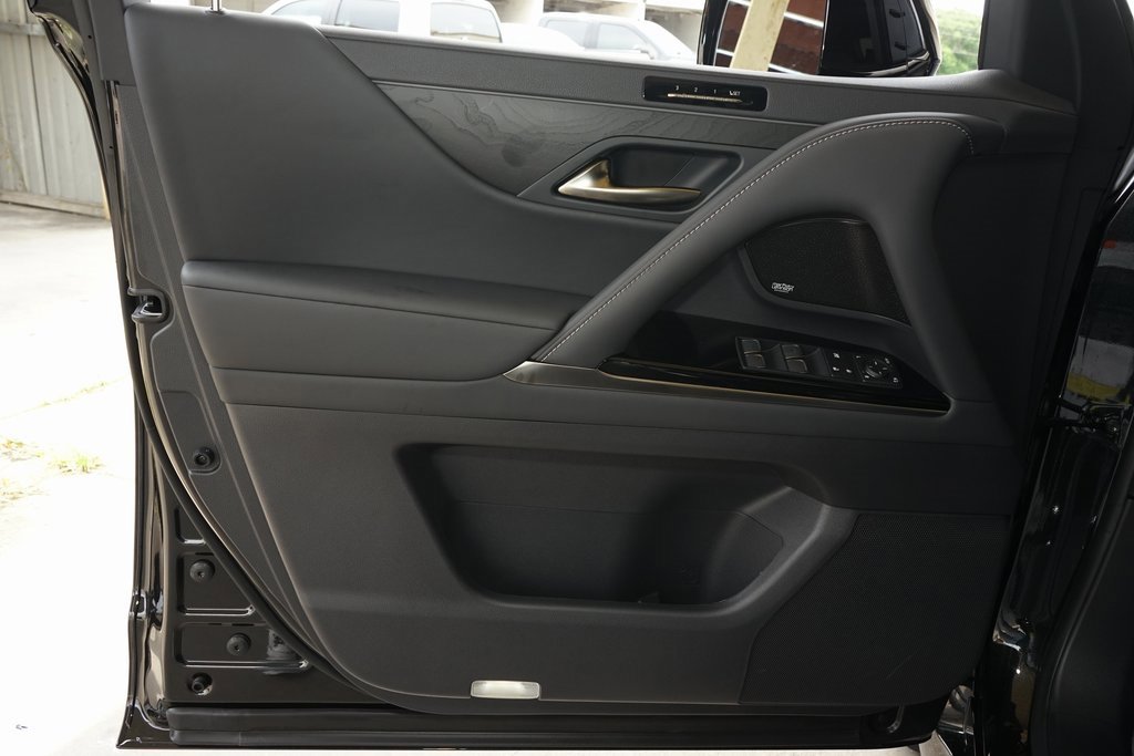 Used 2025 Lexus LX 600 4WD w/ Luxury Package image 29