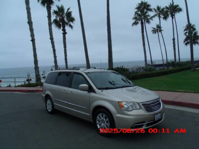 Used 2014 Chrysler Town & Country Touring image 33