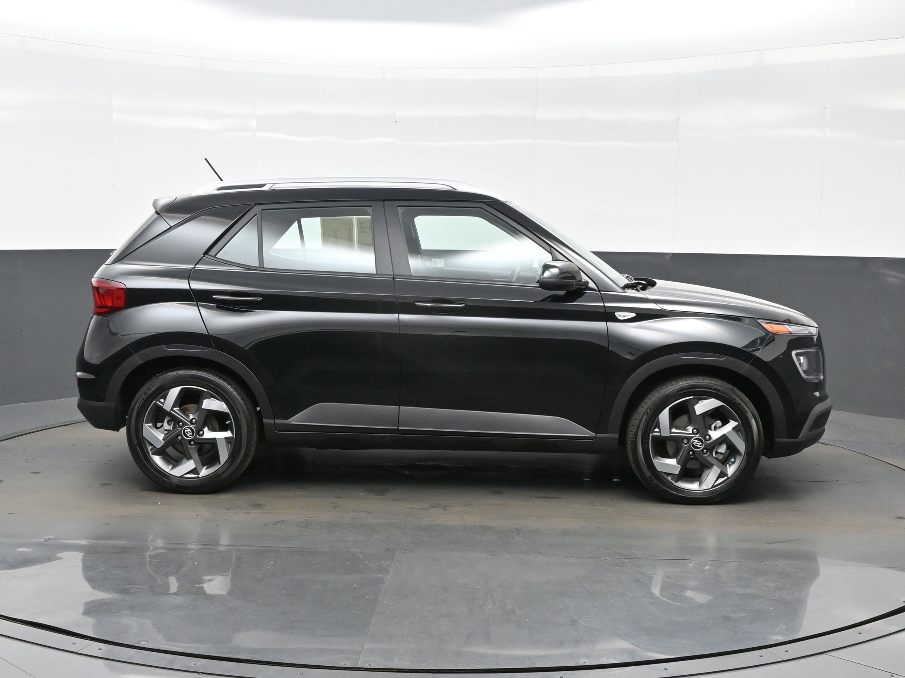 Certified 2025 Hyundai Venue SEL image 7
