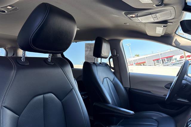 Used 2023 Chrysler Pacifica Touring-L image 19
