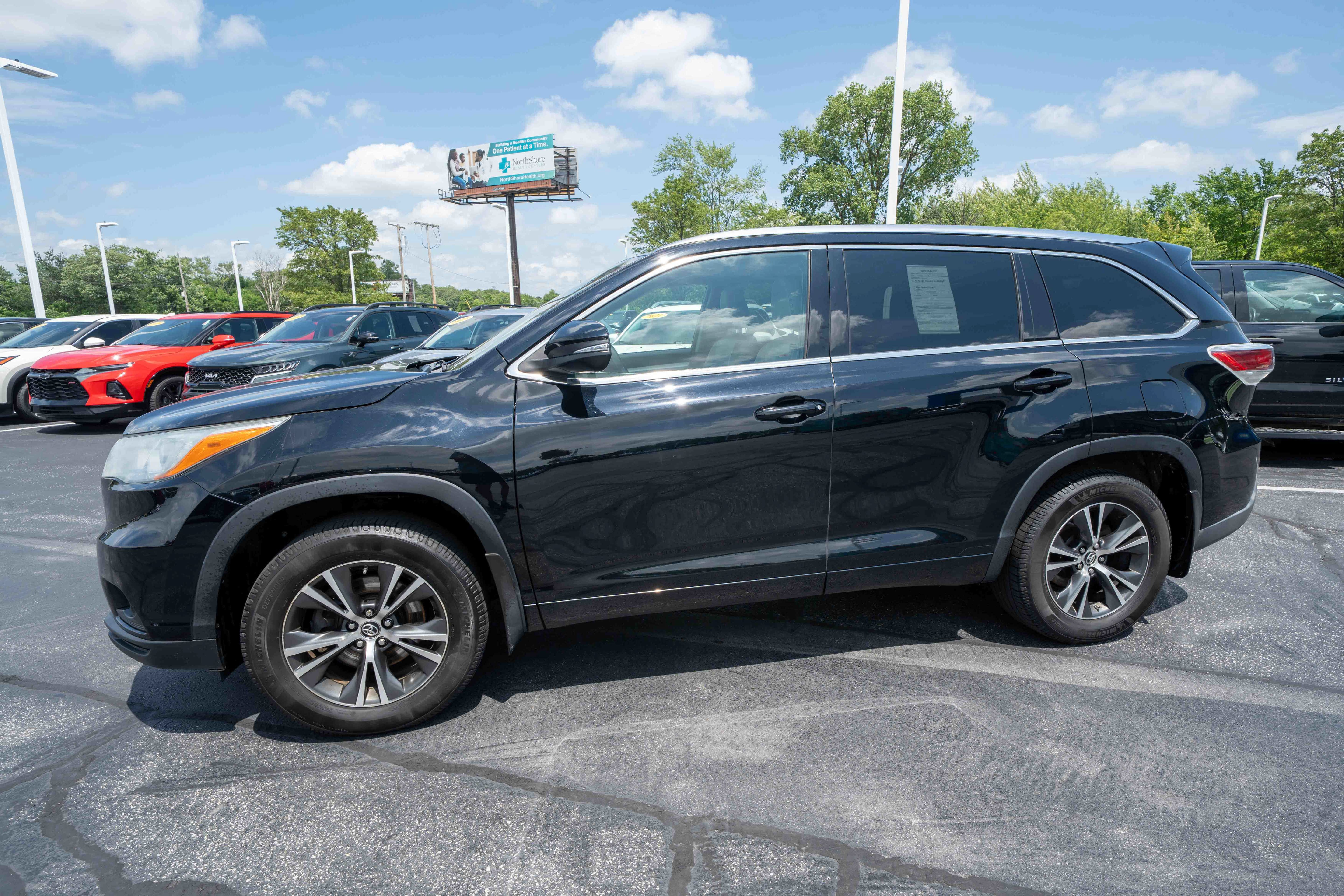 Used 2016 Toyota Highlander XLE AWD/4WD image 3