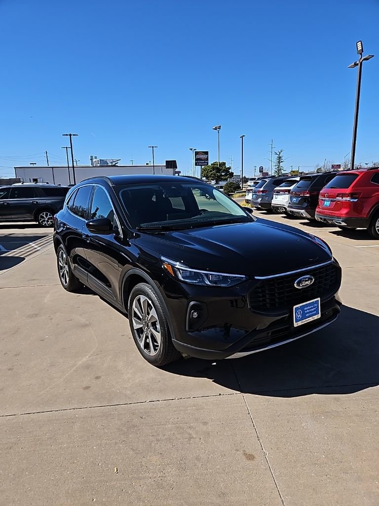 Used 2025 Ford Escape Platinum image 3