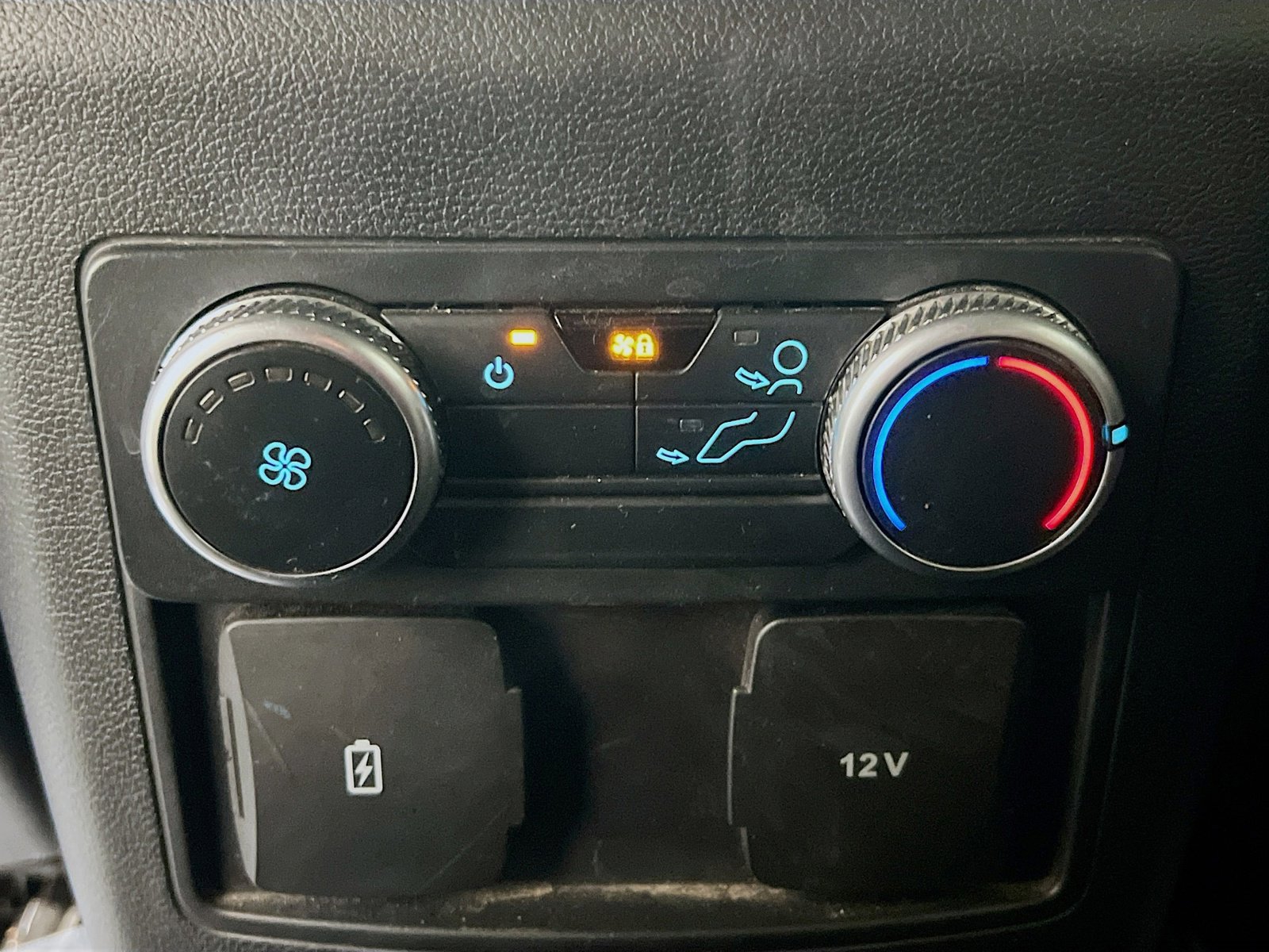 Used 2022 Ford Explorer XLT image 17