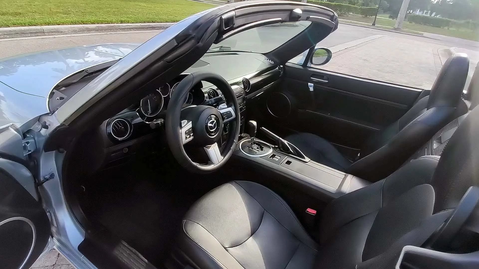 Used 2006 MAZDA MX-5 Miata Grand Touring RWD image 18