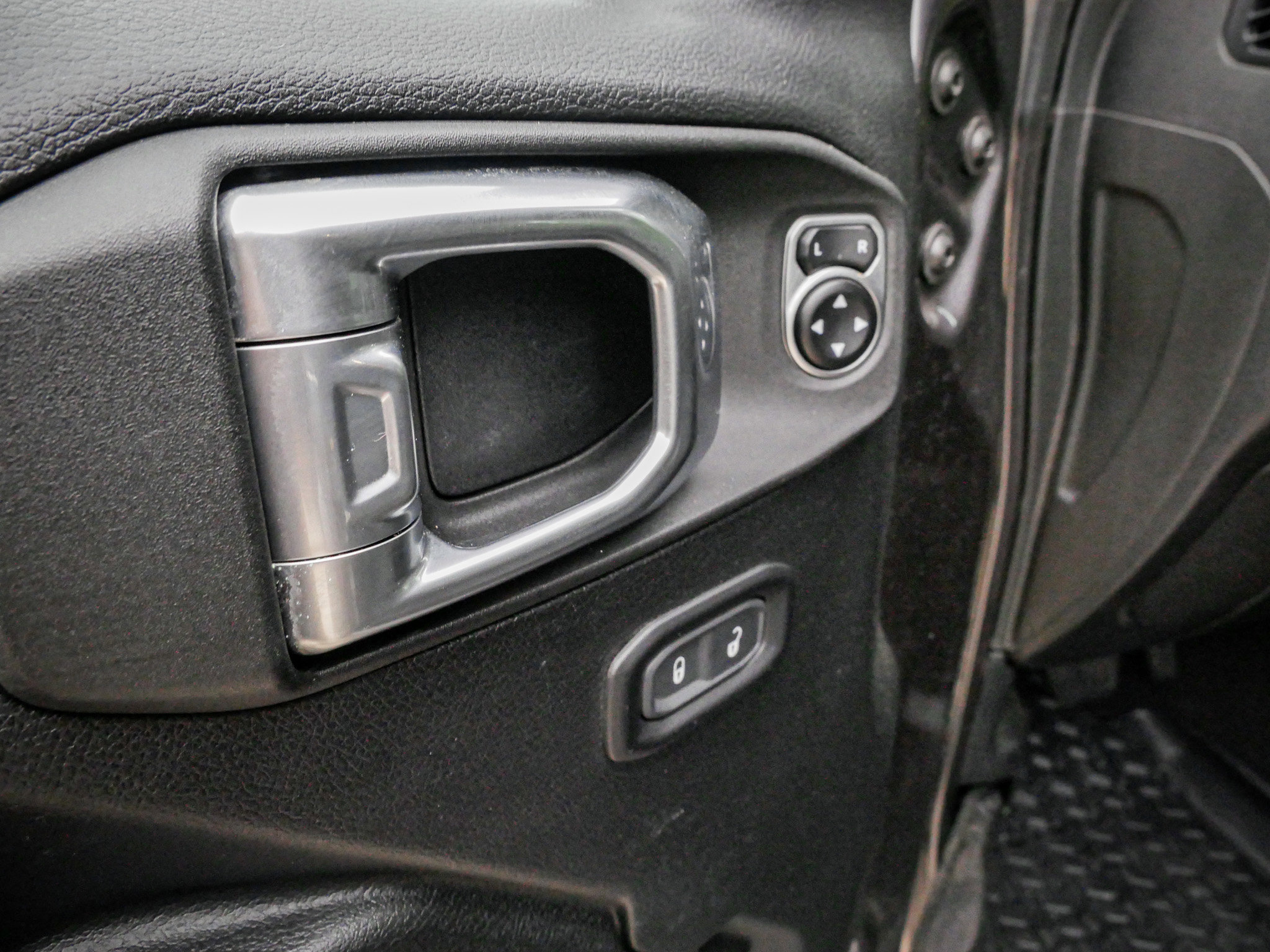 Used 2020 Jeep Wrangler Sport AWD/4WD image 15