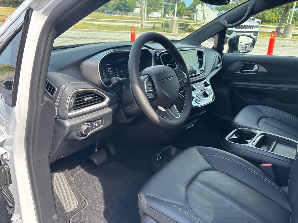 New 2027 Chrysler Pacifica Select FWD image 32
