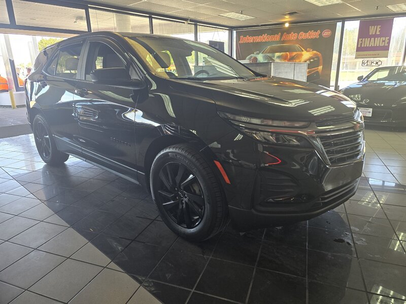 Used 2023 Chevrolet Equinox LS w/ LS Convenience Package FWD image 3