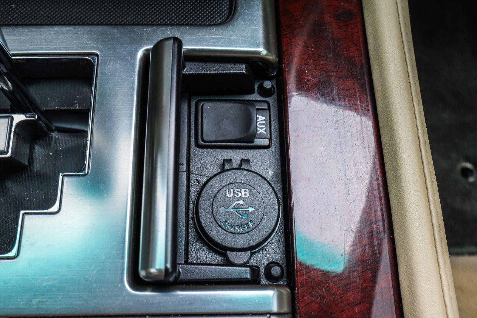 Used 2011 Lexus LX 570 4WD w/ Luxury Pkg image 36