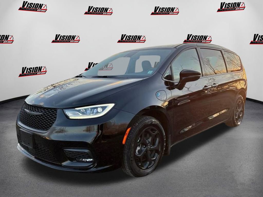 Used 2025 Chrysler Pacifica Premium