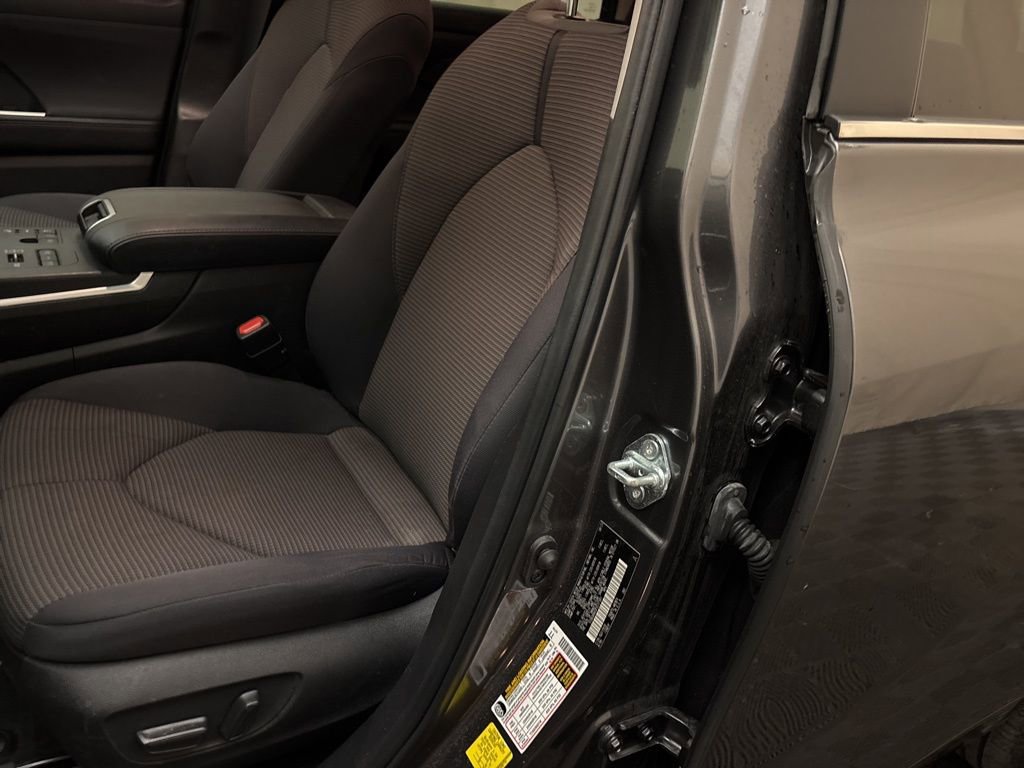 Used 2023 Toyota Highlander LE AWD/4WD image 12