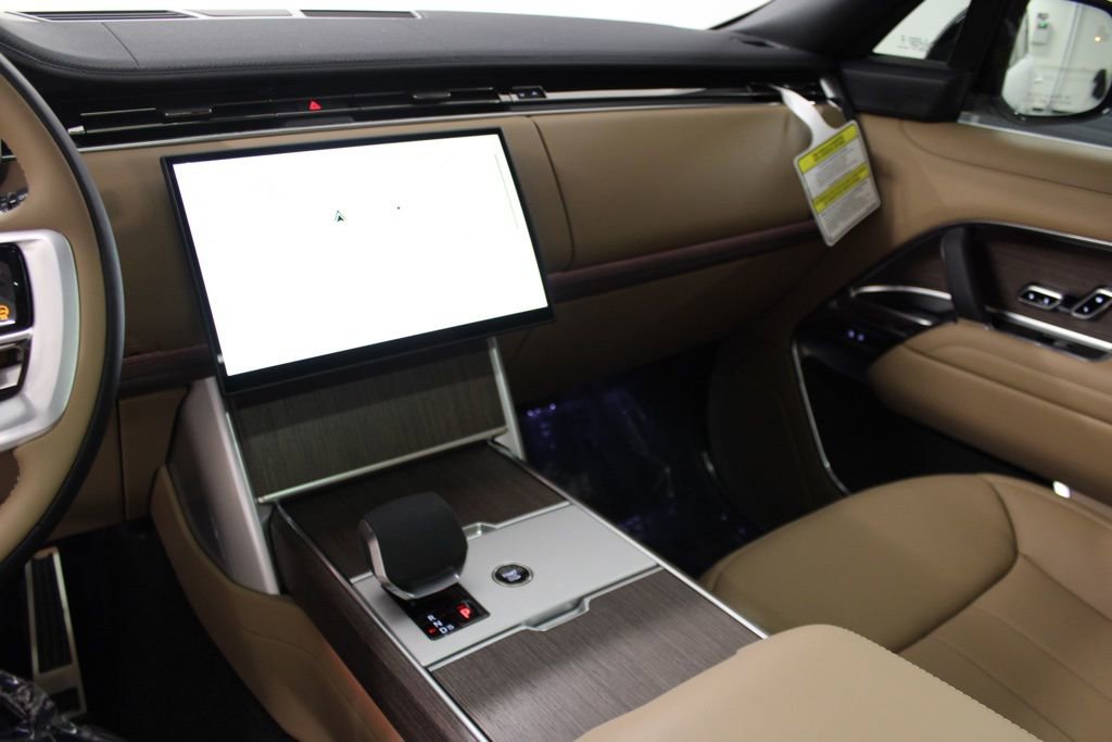 Used 2025 Land Rover Range Rover SE image 29