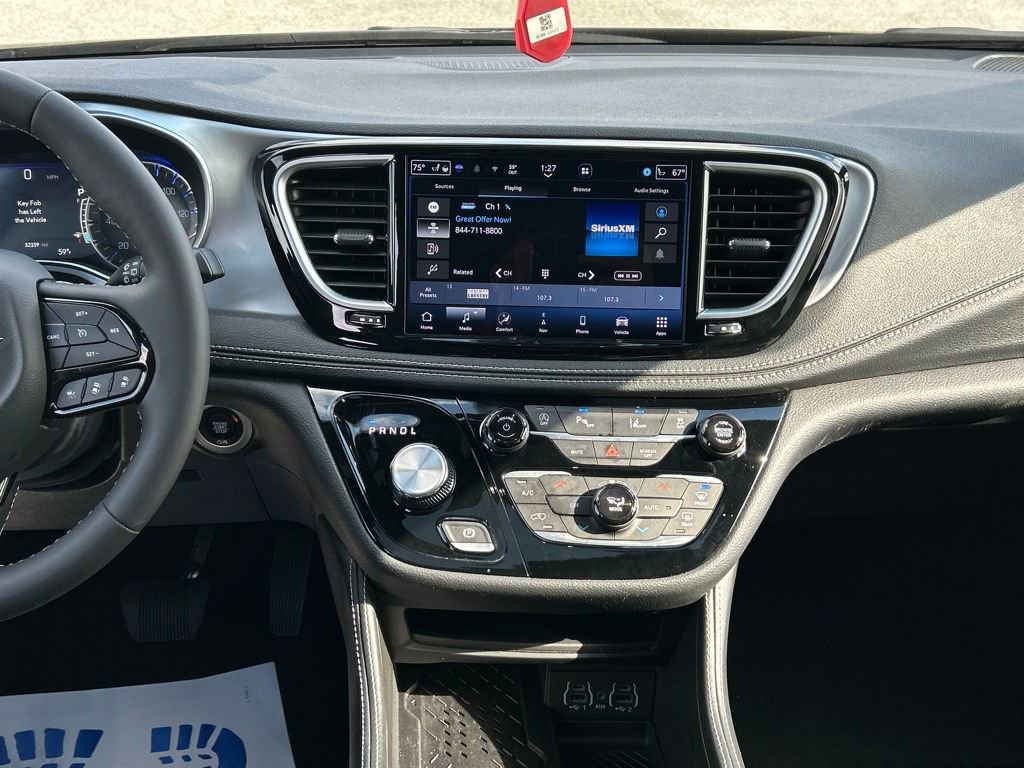 Used 2025 Chrysler Pacifica Limited image 17