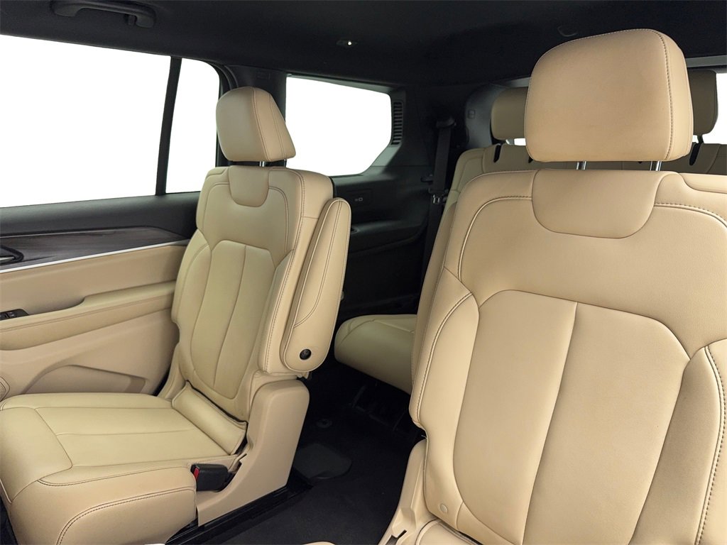 Used 2024 Jeep Grand Cherokee L Limited w/ Black Appearance Package image 38