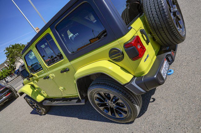 Used 2023 Jeep Wrangler Sahara AWD/4WD image 8