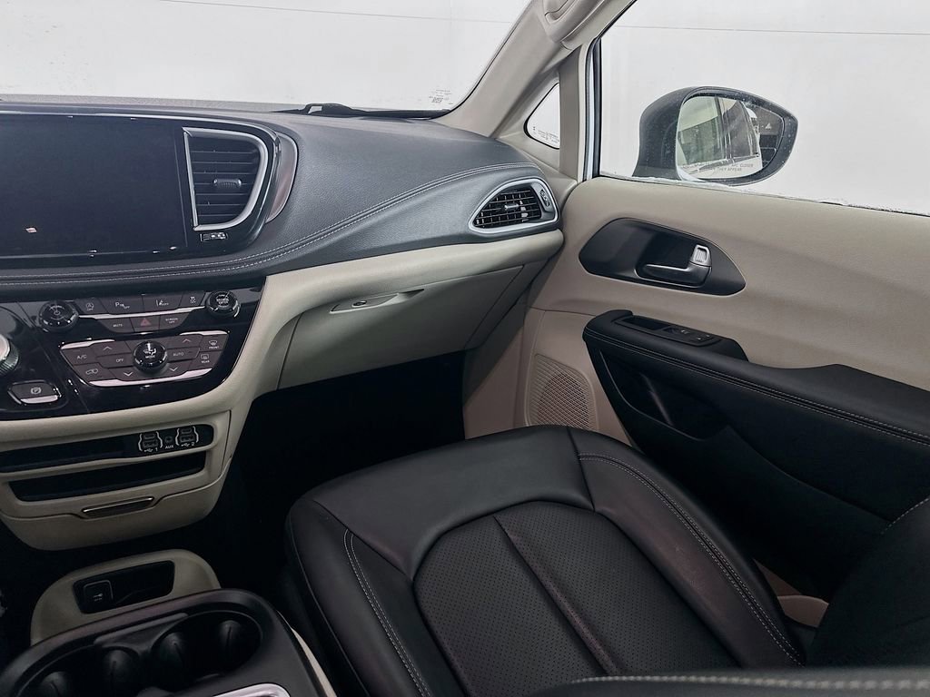 Used 2023 Chrysler Pacifica Touring-L image 30