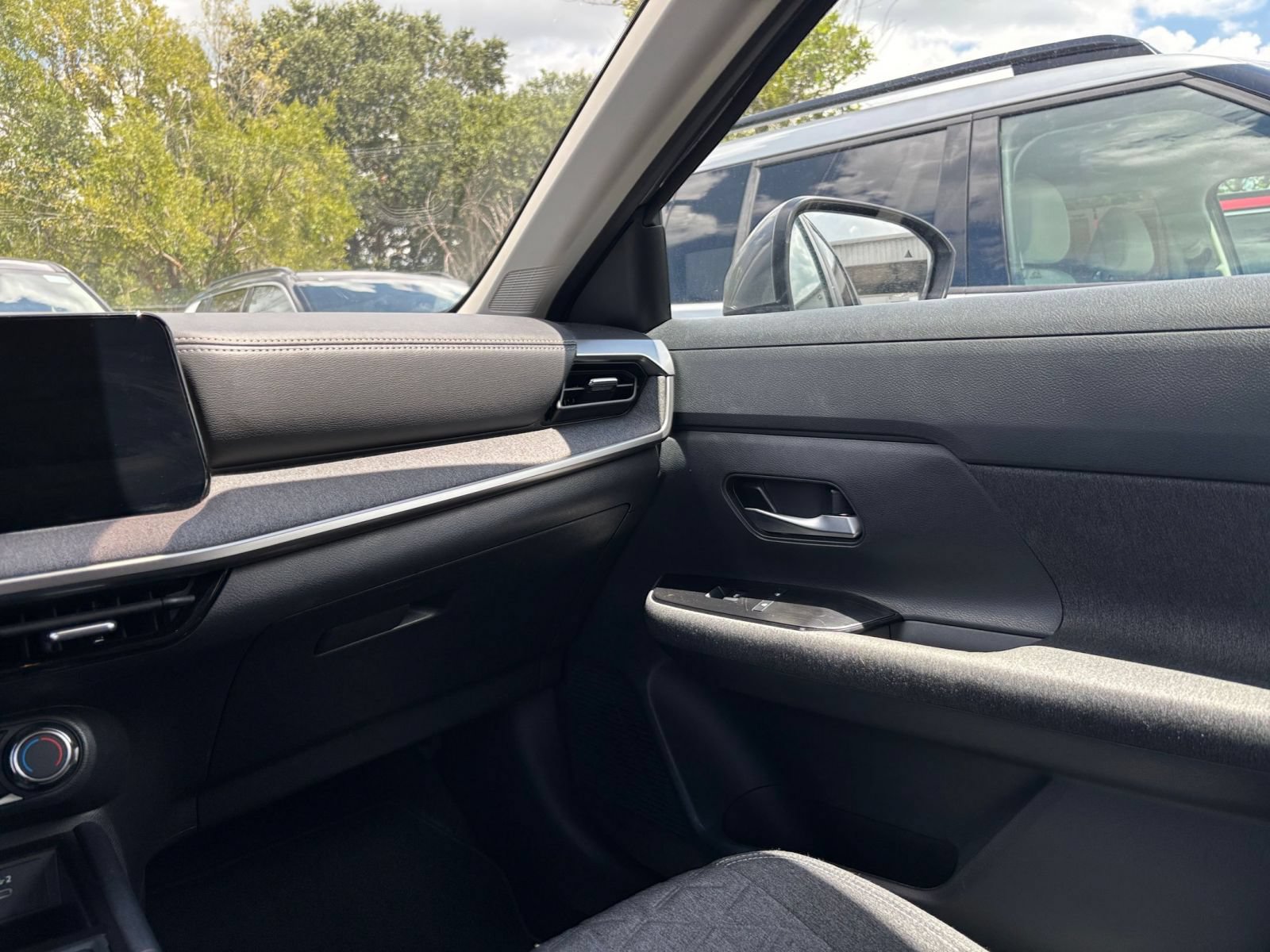 Used 2025 Nissan Kicks SV FWD image 33