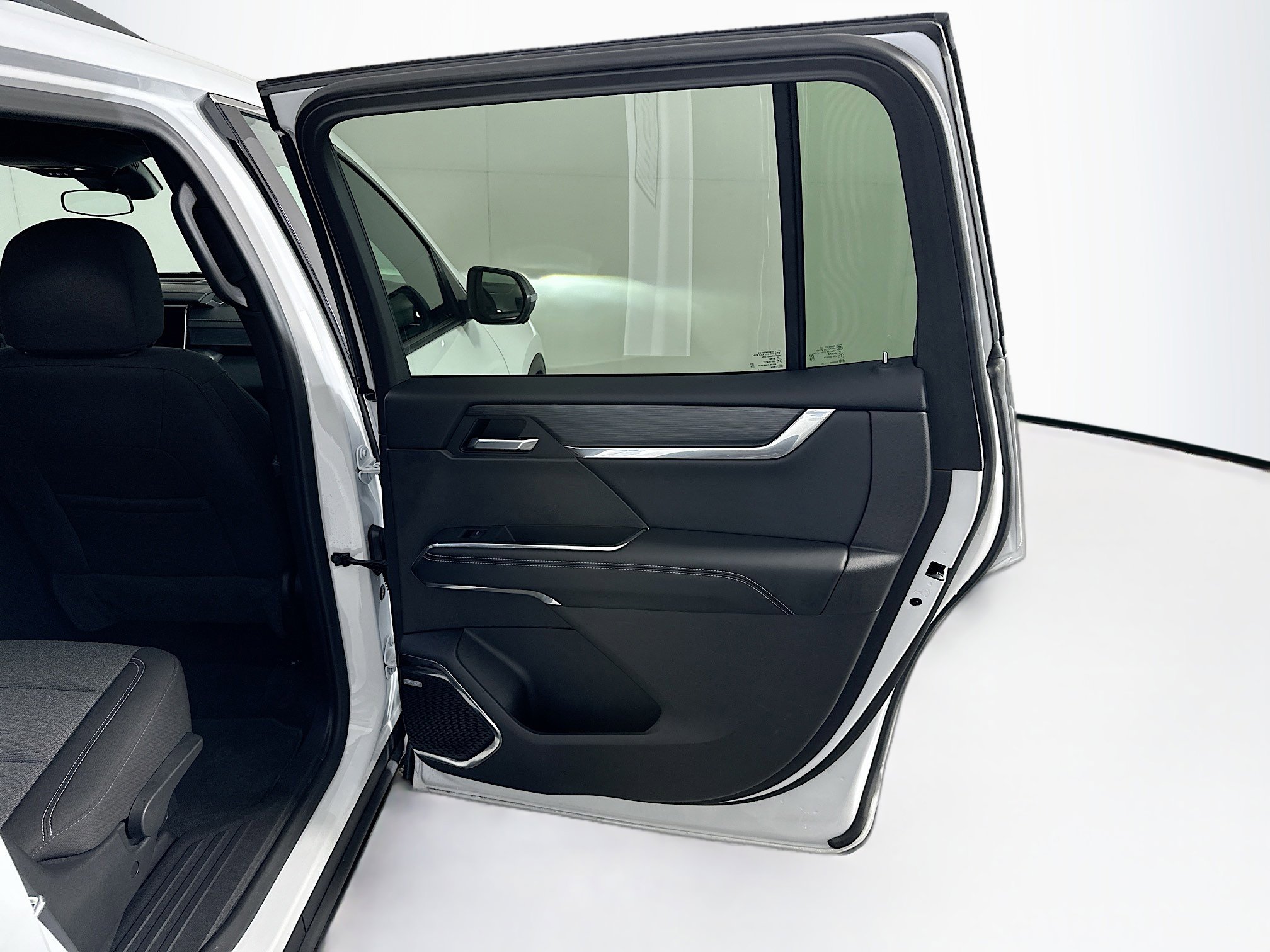 Used 2025 GMC Acadia Elevation image 32