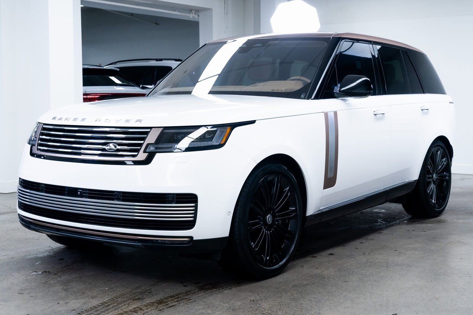 Used 2023 Land Rover Range Rover SV image 3