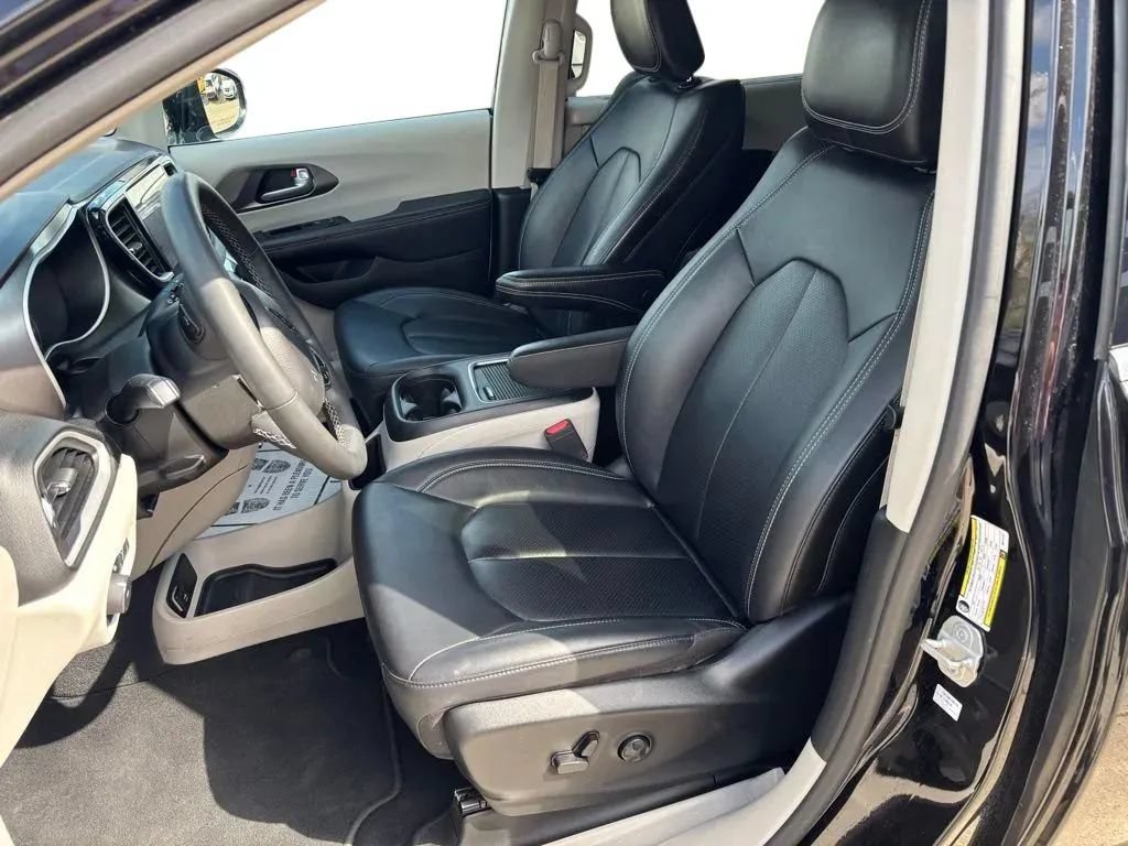 Used 2024 Chrysler Pacifica Touring-L FWD image 23