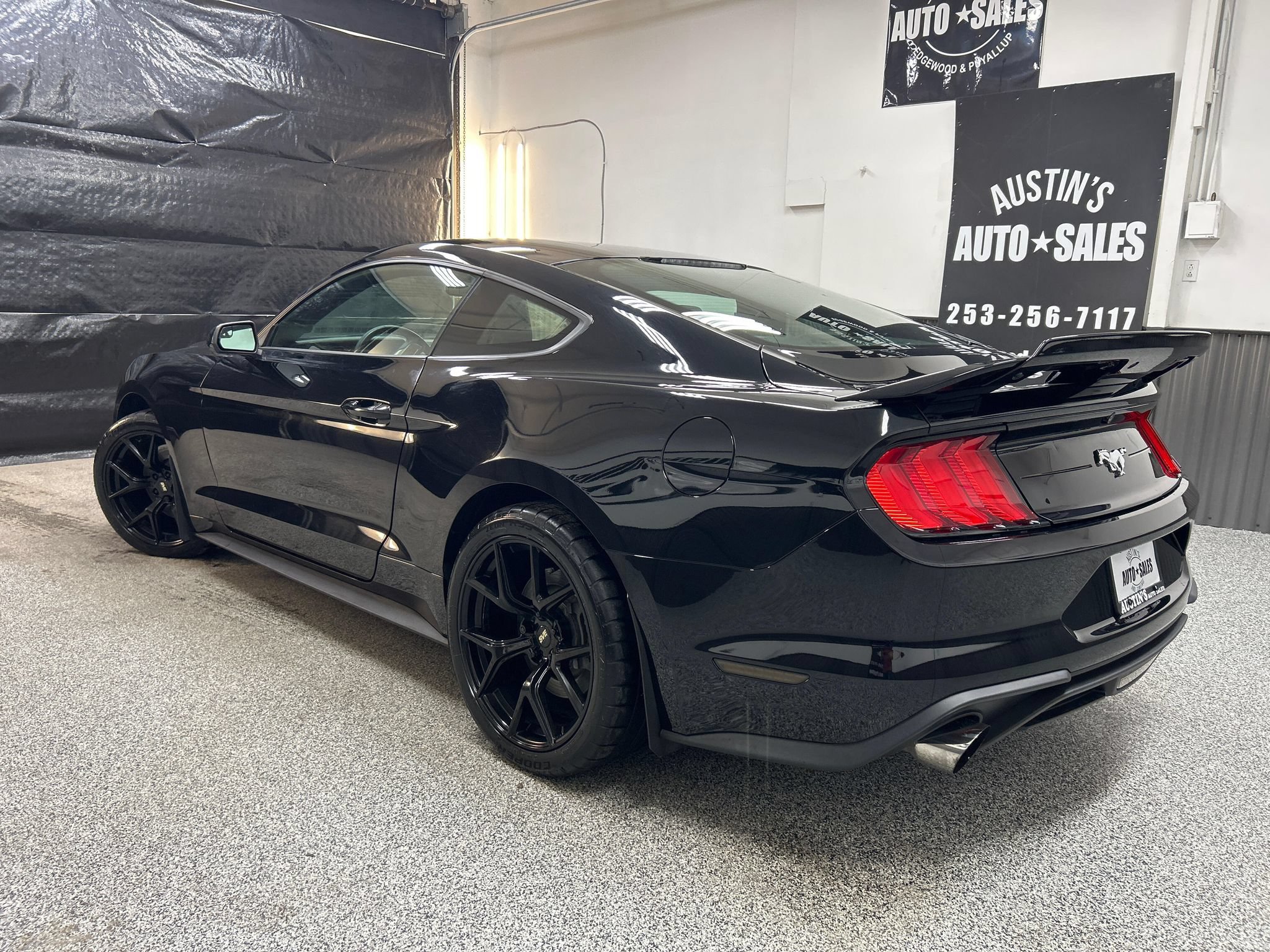 Used 2018 Ford Mustang Coupe RWD image 4