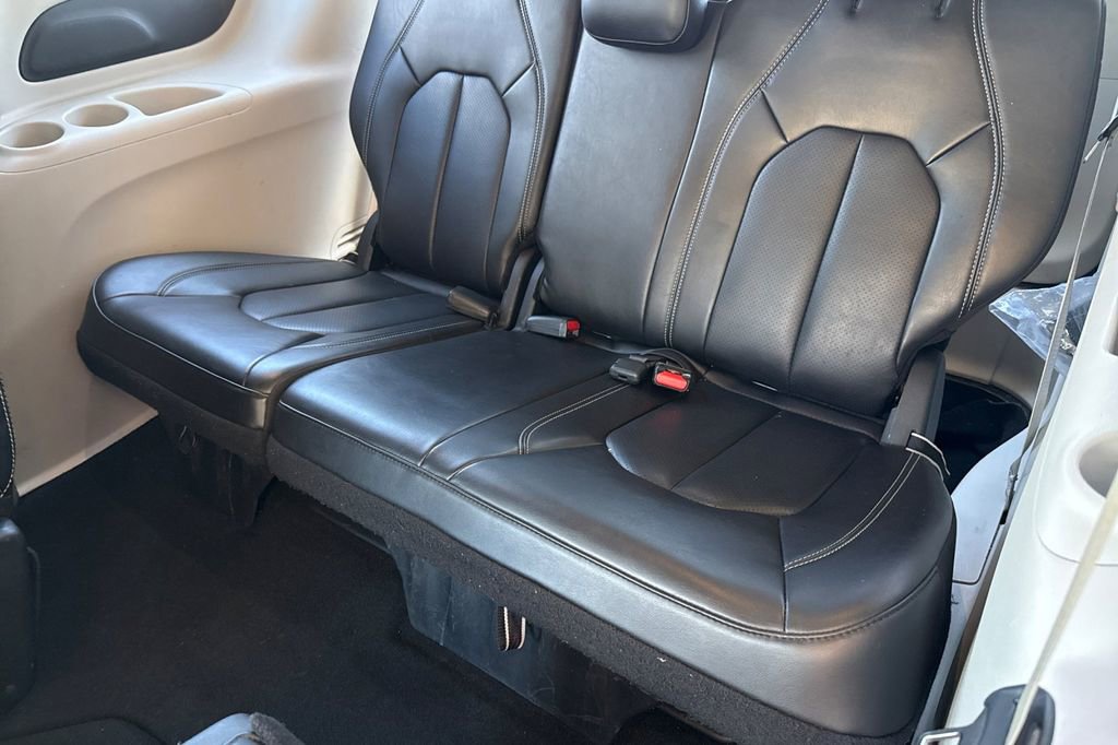 Used 2023 Chrysler Pacifica Touring-L image 23