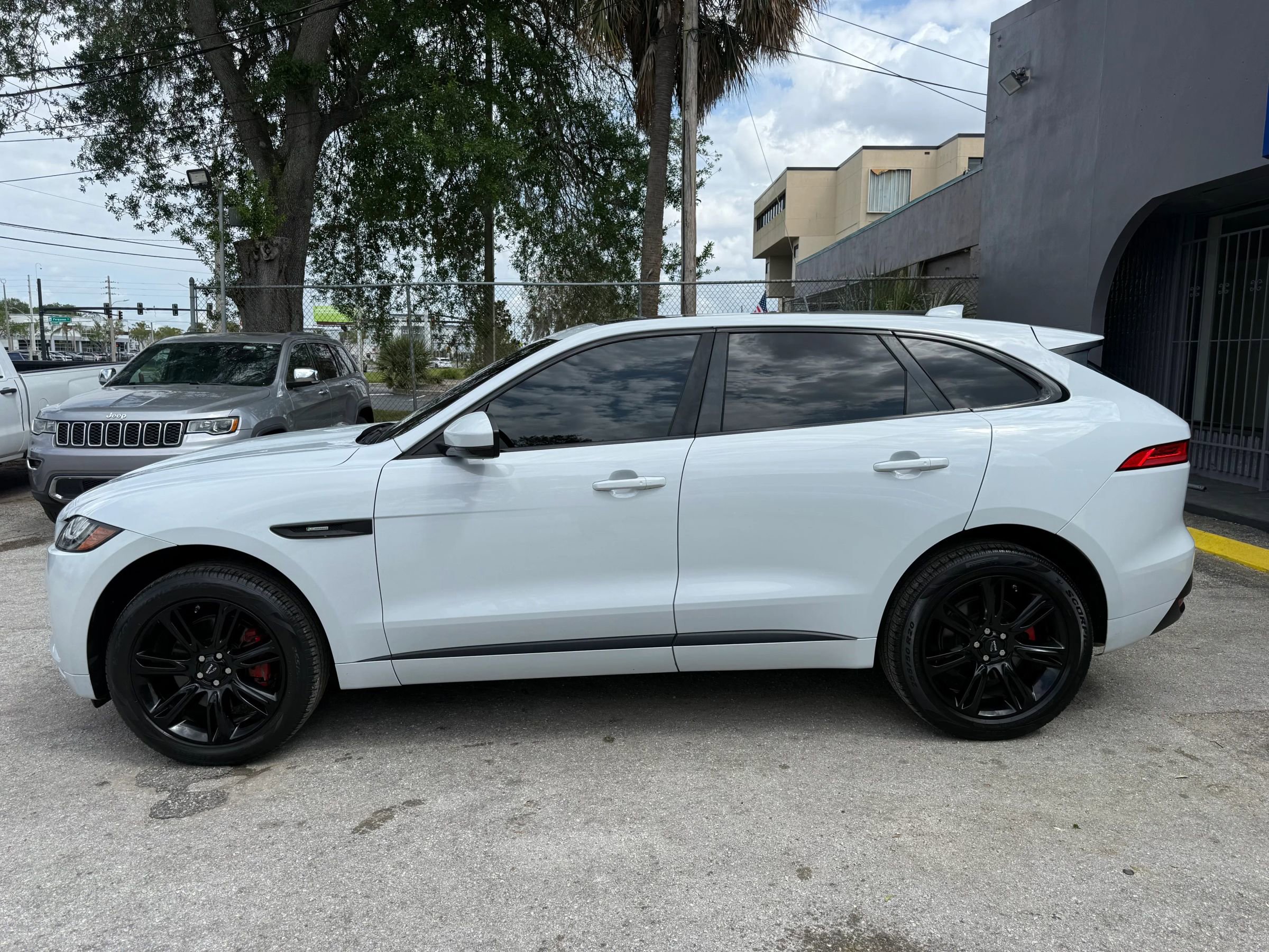 Used 2017 Jaguar F-PACE R-Sport image 6