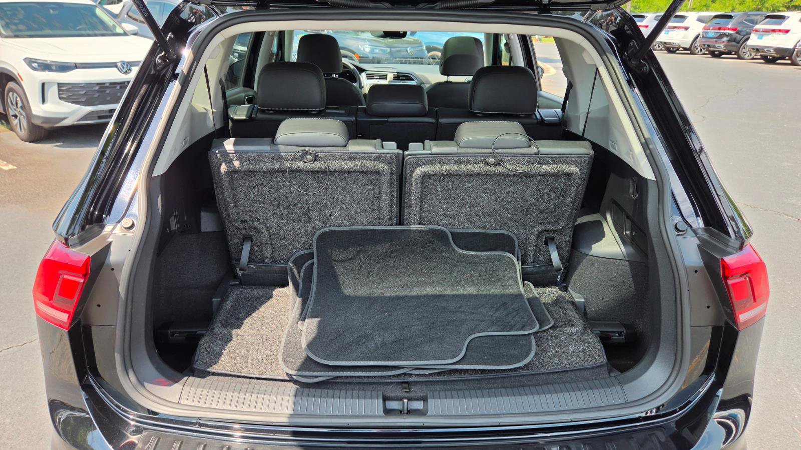 Certified 2023 Volkswagen Tiguan SE w/ Panoramic Sunroof Package FWD image 60