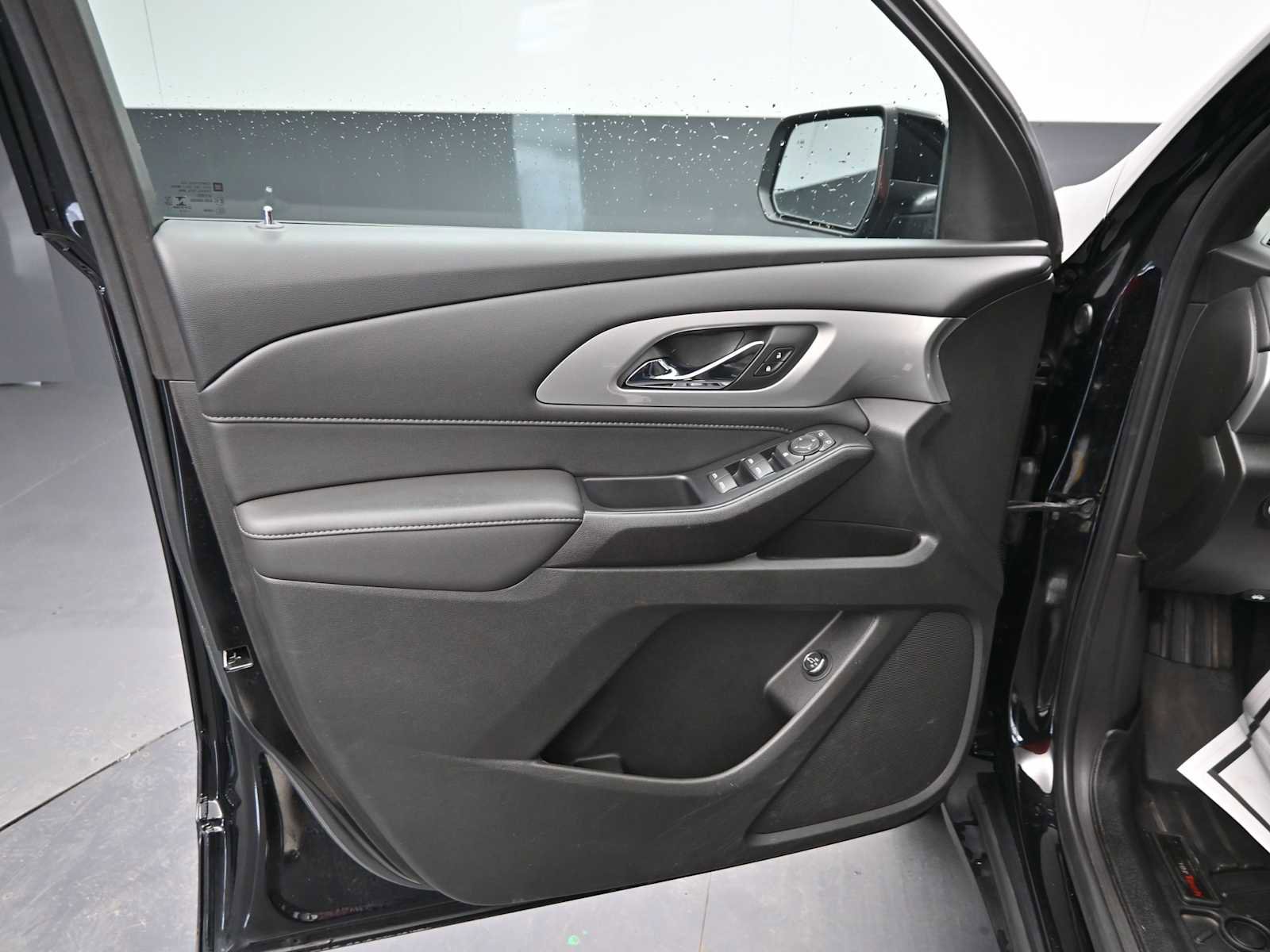 Used 2022 Chevrolet Traverse LT w/ Midnight/Sport Edition image 6