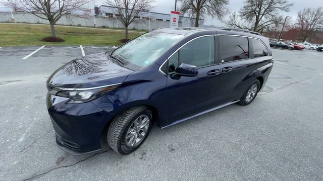 Used 2024 Toyota Sienna LE AWD/4WD image 4