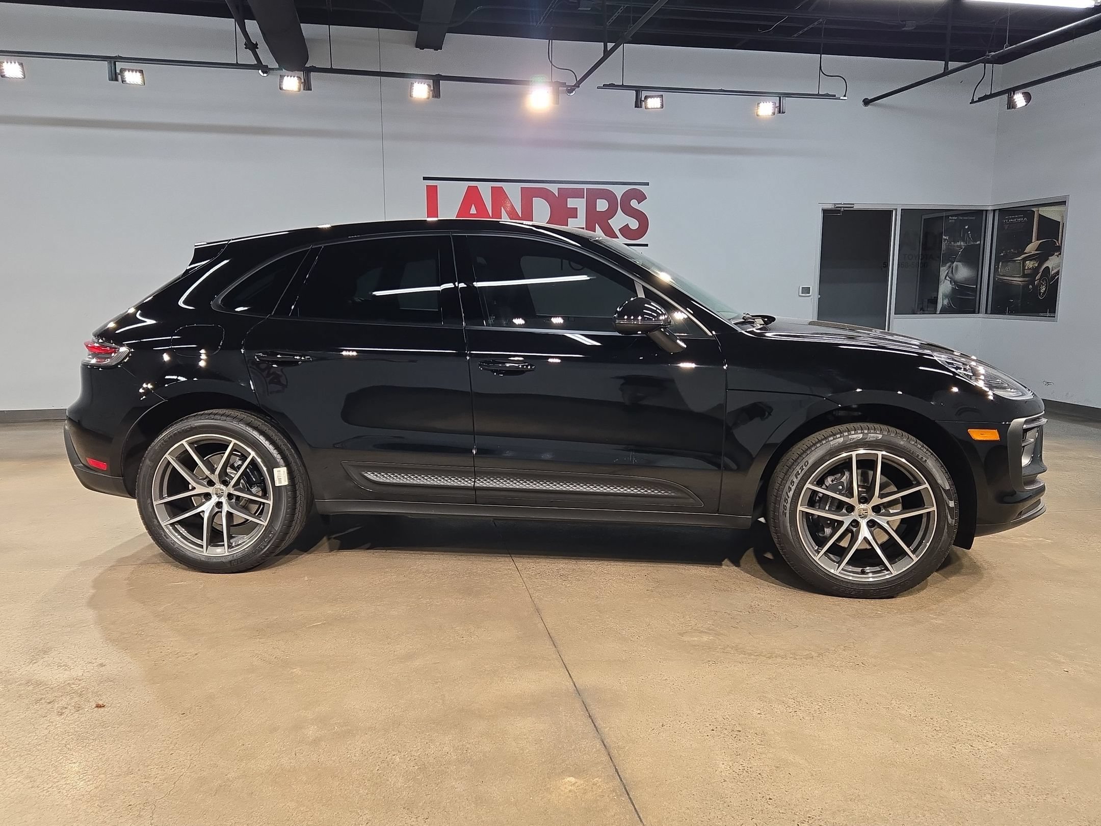 Used 2024 Porsche Macan AWD/4WD image 8