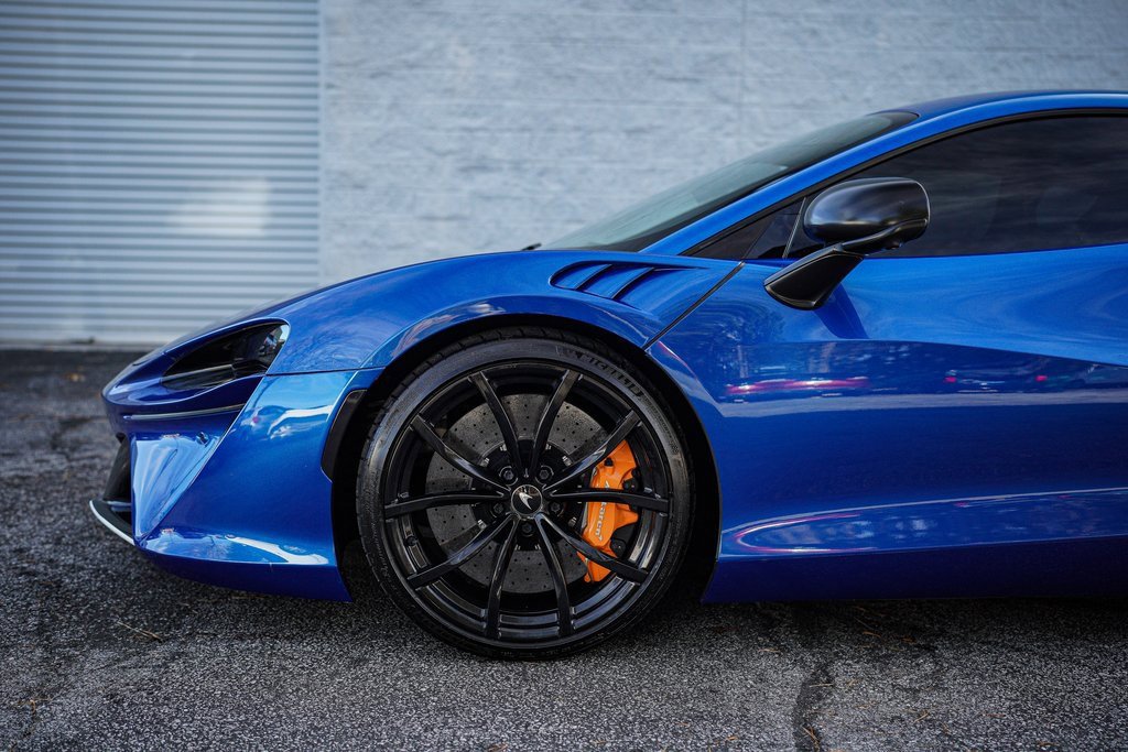 Used 2023 McLaren Artura image 12
