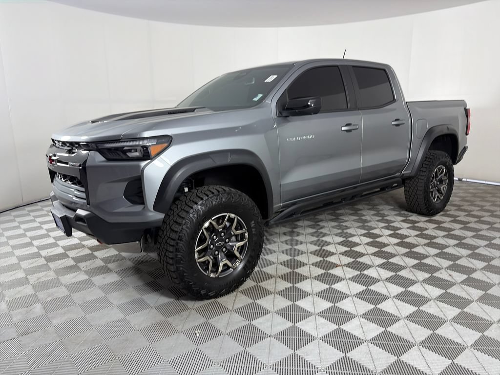Used 2025 Chevrolet Colorado ZR2 w/ Technology Package AWD/4WD image 3