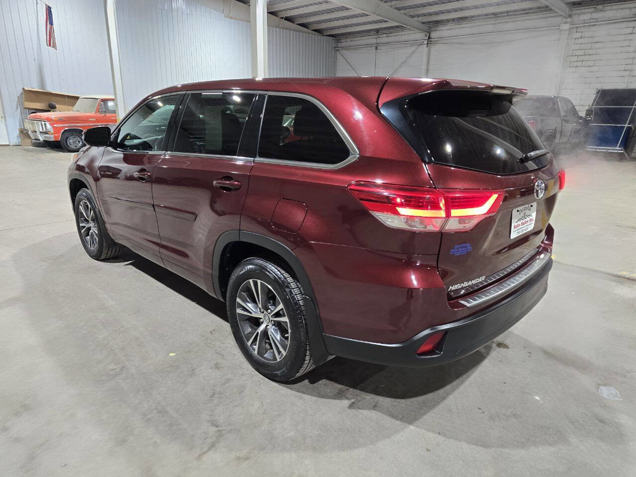 Used 2017 Toyota Highlander LE AWD/4WD image 8