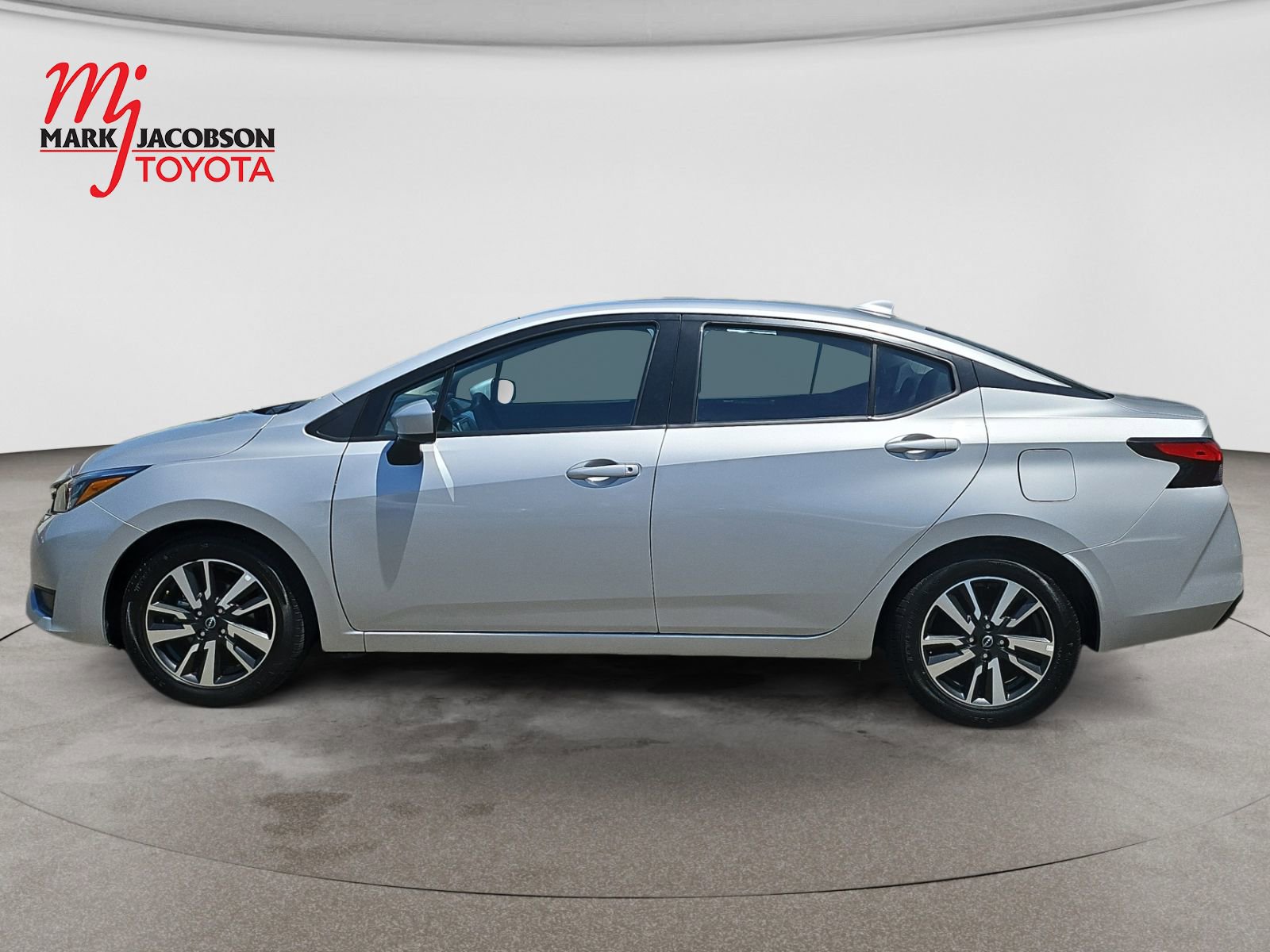 Used 2025 Nissan Versa SV FWD image 9