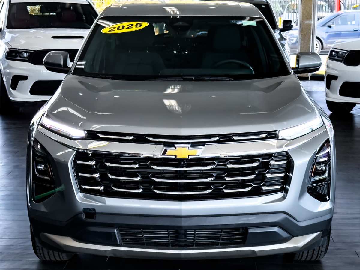 Used 2025 Chevrolet Equinox LT image 3