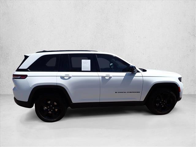 Used 2023 Jeep Grand Cherokee Altitude AWD/4WD image 5