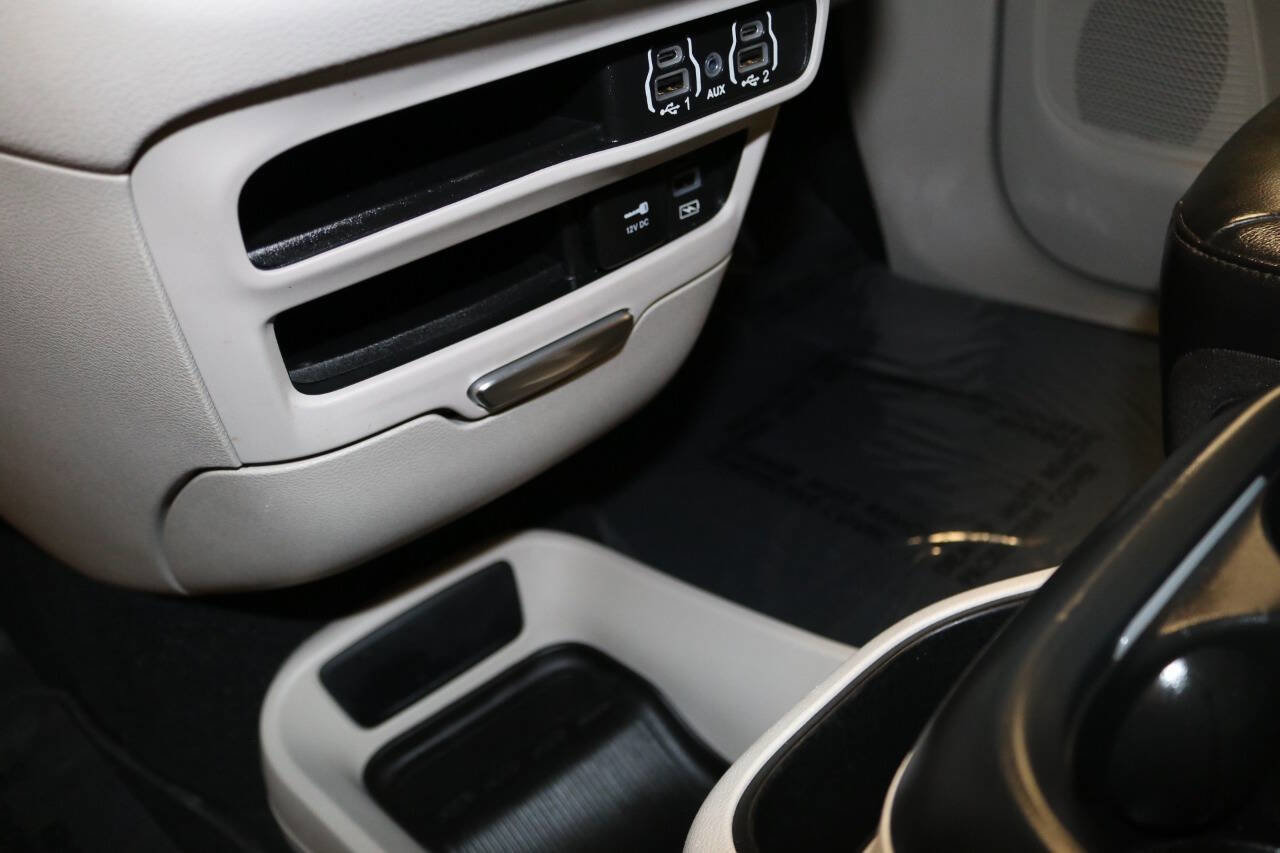 Used 2023 Chrysler Pacifica Touring-L image 62