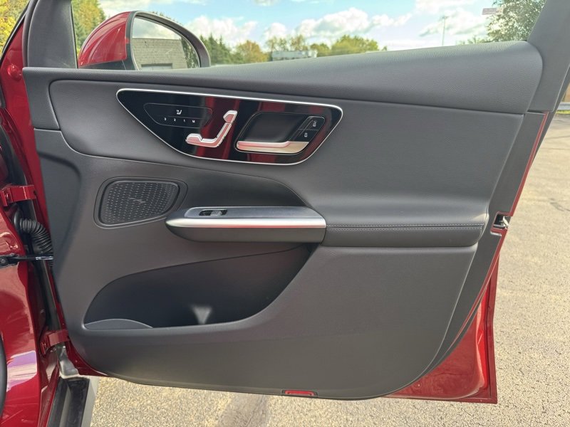 Used 2025 Mercedes-Benz GLC 350e 4MATIC image 51