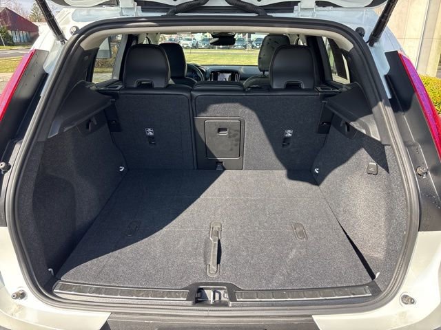 Used 2025 Volvo XC40 B5 Plus image 12