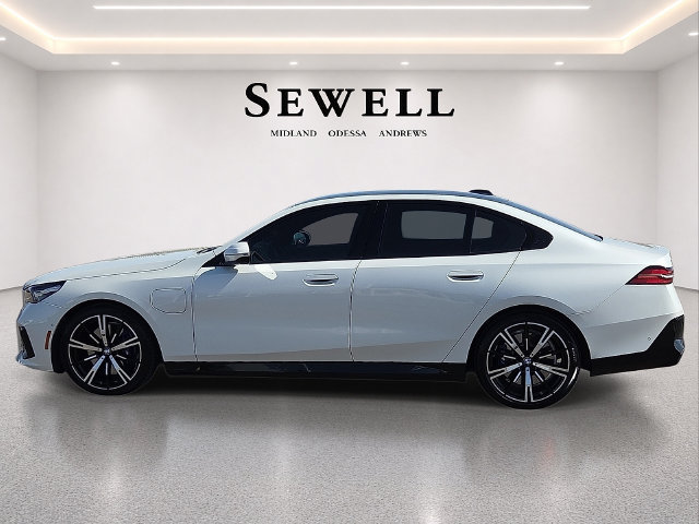 Used 2026 BMW 550e xDrive w/ Premium Package AWD/4WD image 2