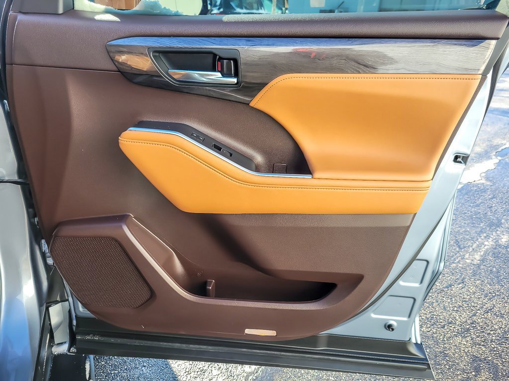 Used 2022 Toyota Highlander Platinum image 22