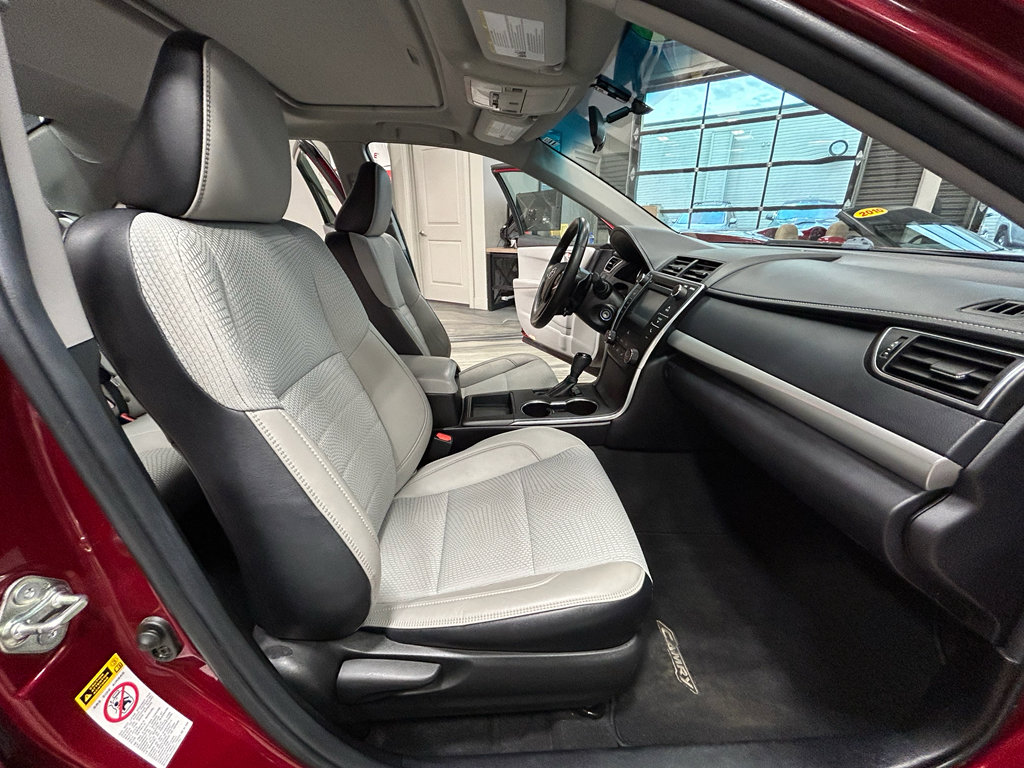 Used 2016 Toyota Camry SE w/ Moonroof Package FWD image 38