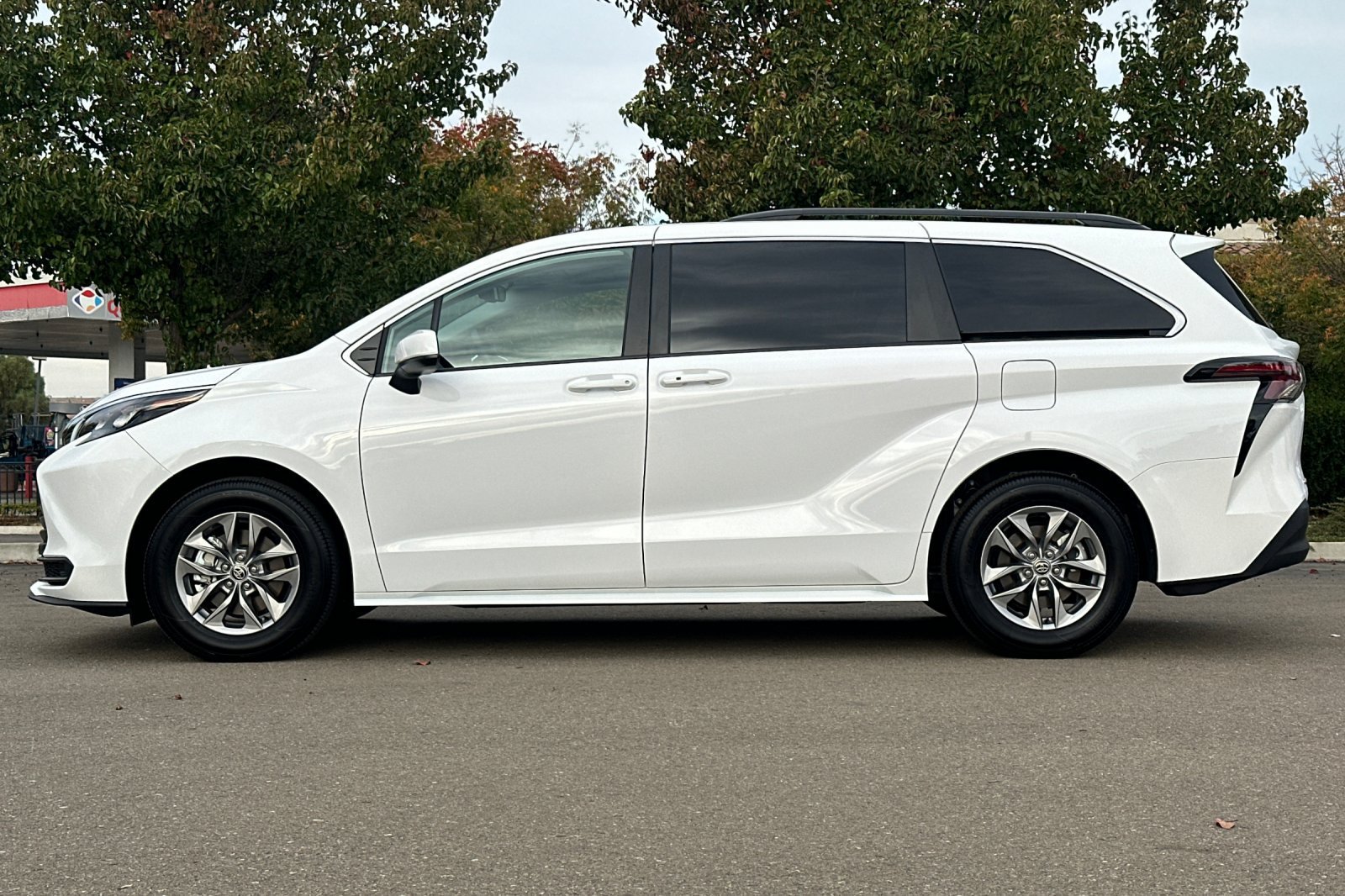 Certified 2026 Toyota Sienna LE FWD image 7