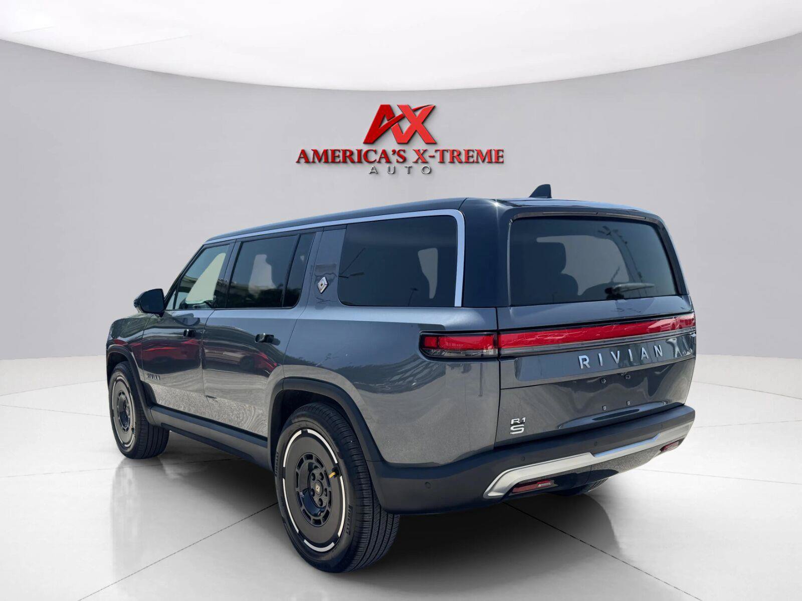 Used 2025 Rivian R1S Adventure AWD/4WD image 4