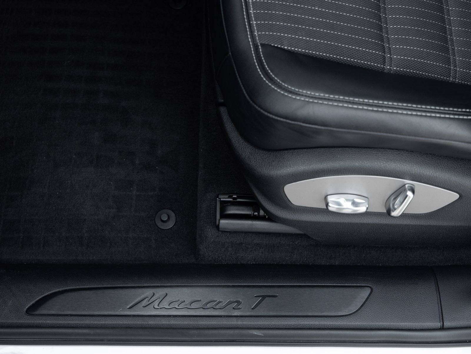 Certified 2023 Porsche Macan Turbo AWD/4WD image 20