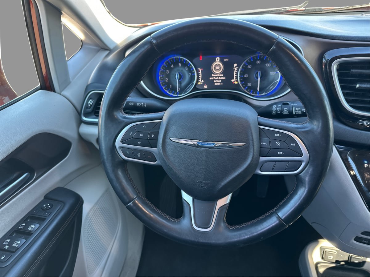 Used 2018 Chrysler Pacifica Touring-L Plus FWD image 36