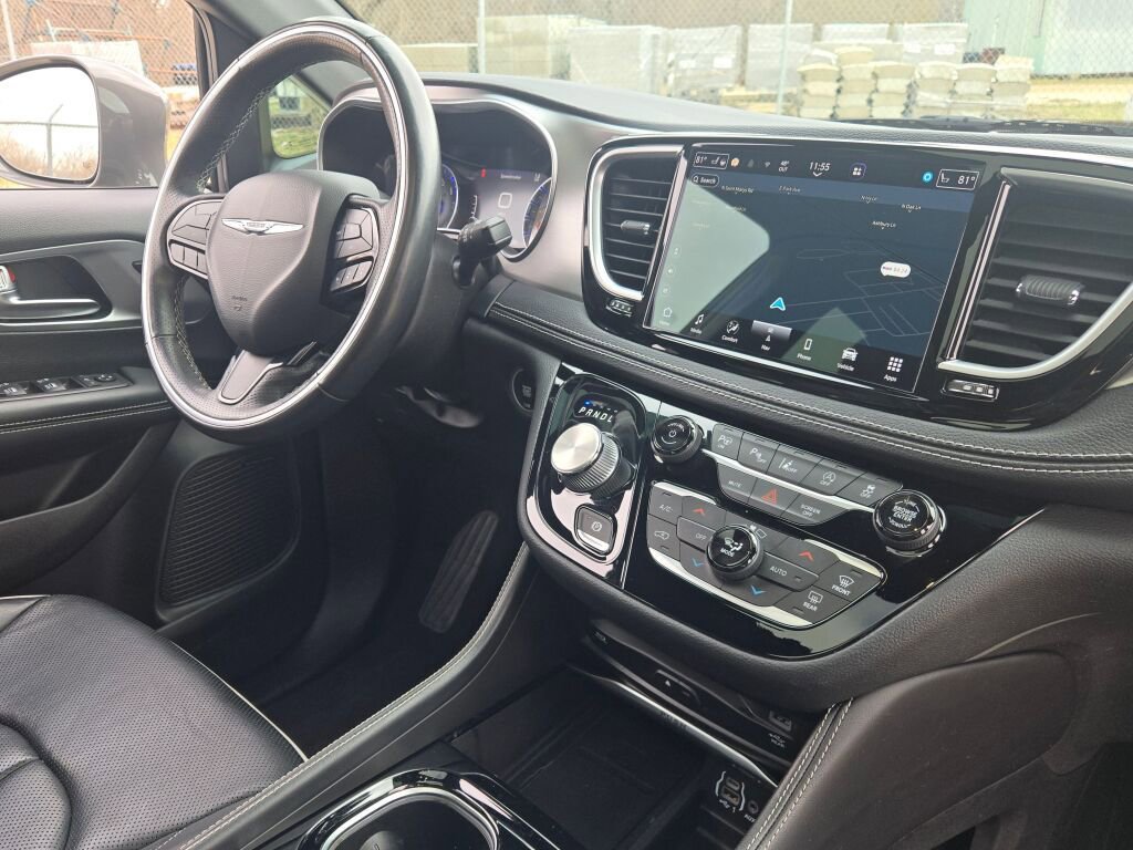 Used 2021 Chrysler Pacifica Limited w/ Uconnect Theater Family Group image 8