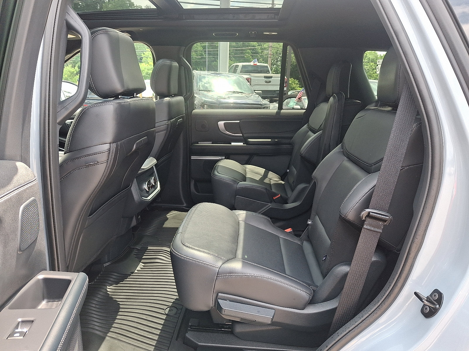 Used 2025 Ford Expedition Platinum w/ Stealth Performance Package AWD/4WD image 10