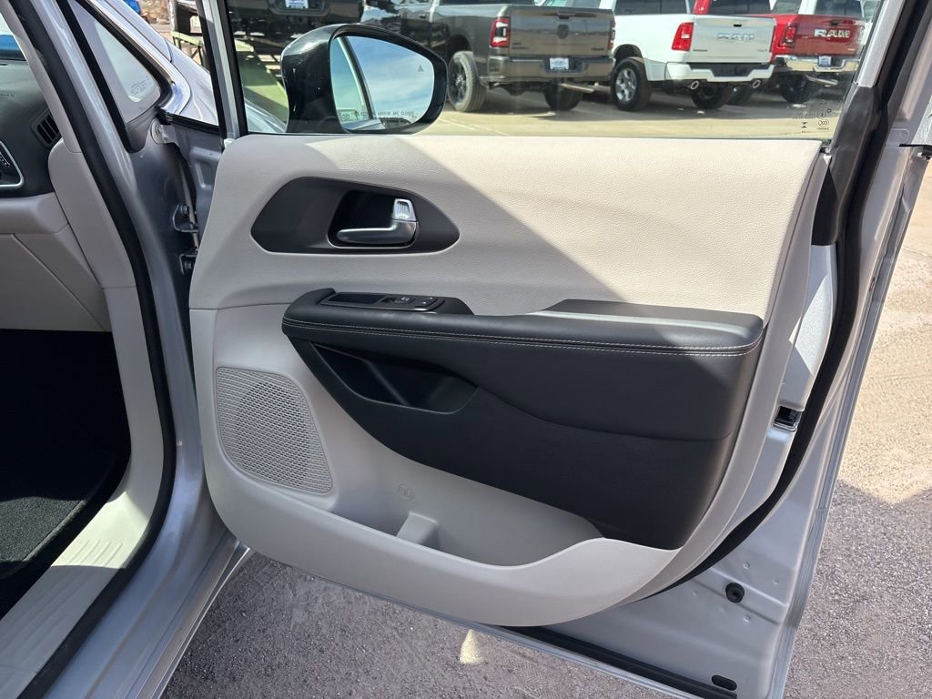 Used 2024 Chrysler Pacifica Touring-L FWD image 25