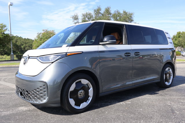 Used 2025 Volkswagen ID. Buzz Pro S RWD image 4